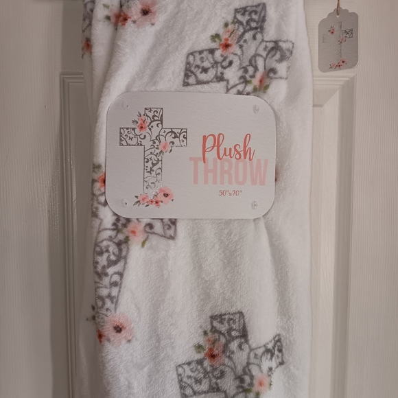 Plush throw. Floral crosses. 50"x70" - Picture 3 of 4